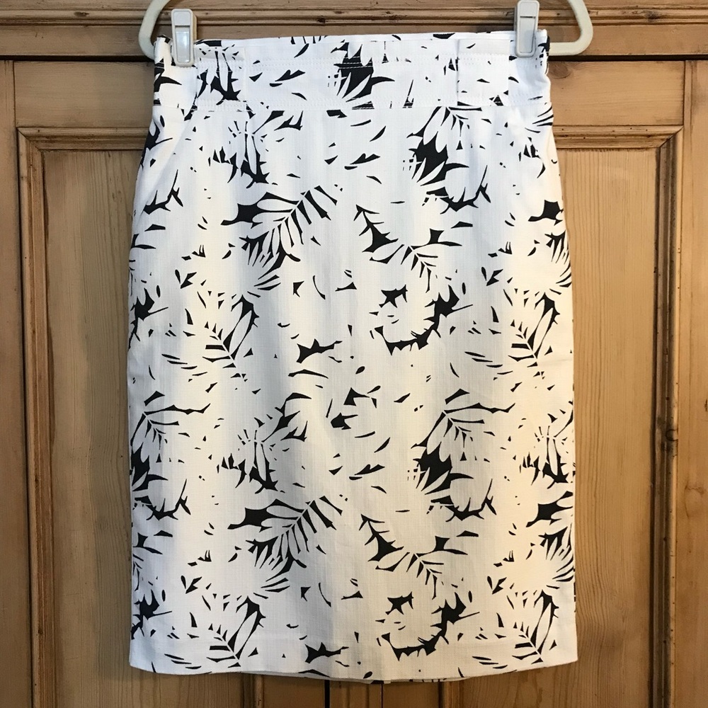 Ann Taylor Black and White Abstract Pencil Skirt